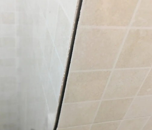 郧阳瓷砖空鼓维修公司分享阳台瓷砖脱落的修复过程可以分为以下几个步骤