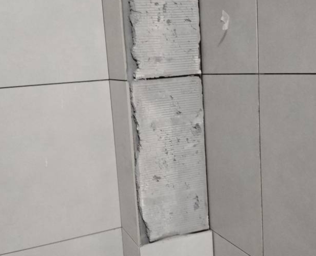 郧阳瓷砖空鼓维修公司分享下瓷砖施工前基层浇水润湿程度不足，可能导致以下问题